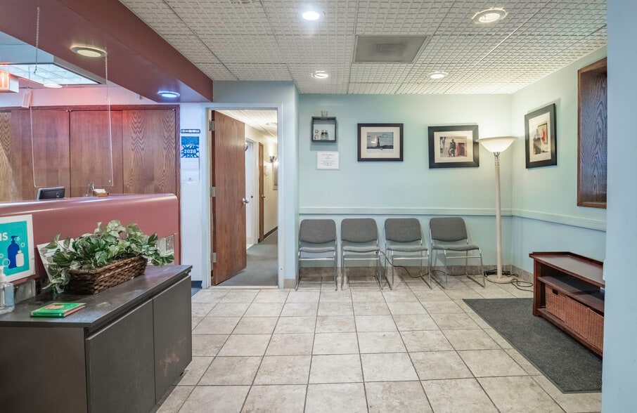More Photos Of 9418 59th Ave, Elmhurst Office For Sale