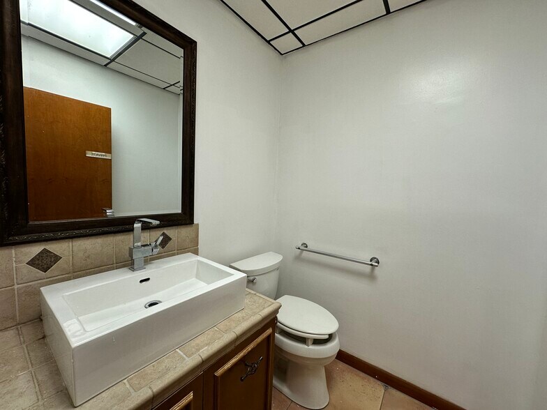 More Photos Of 7800 W Oakland Park Blvd, Sunrise Medical For Lease
