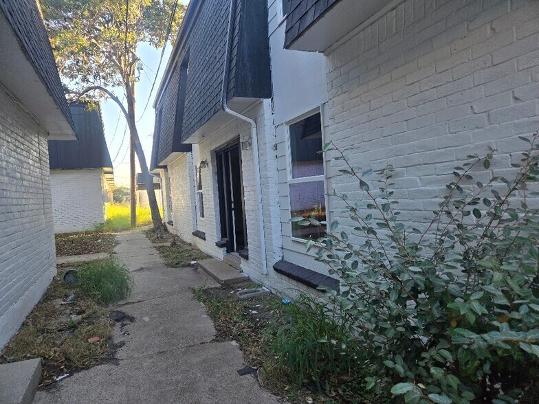More Photos Of 1200 E Houston St, Beeville Apartments For Sale