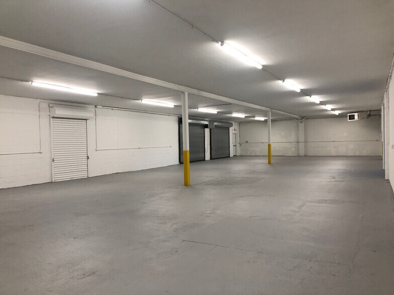 More Photos Of 1000 Fulton St, Farmingdale Warehouse For Lease