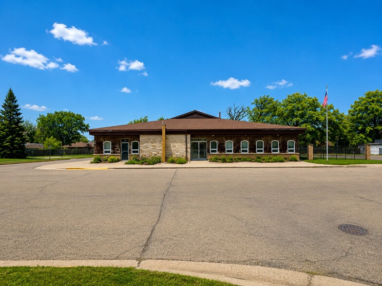 More Photos Of 742 W Greenwood Ave, Waukegan Office For Sale
