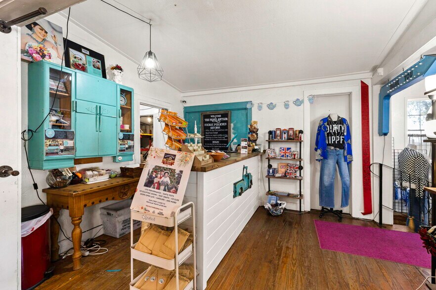 More Photos Of 322 S Main St, Boerne General Retail For Sale