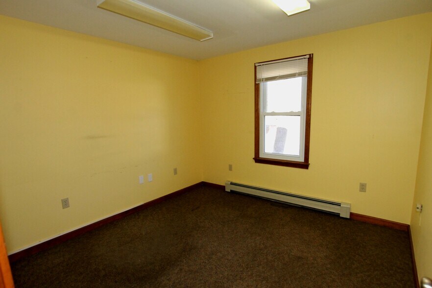 More Photos Of 9 Old Westminster Rd, Hubbardston Warehouse For Lease