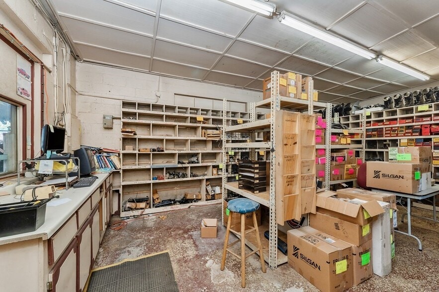 More Photos Of 1470 S Jefferson Ave, Cookeville Showroom For Sale