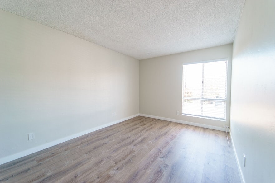 More Photos Of 12430 Oak Knoll Rd, Poway Apartments For Sale