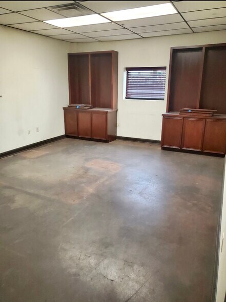 More Photos Of 2703 Chalk Hill Rd, Dallas Warehouse For Sale