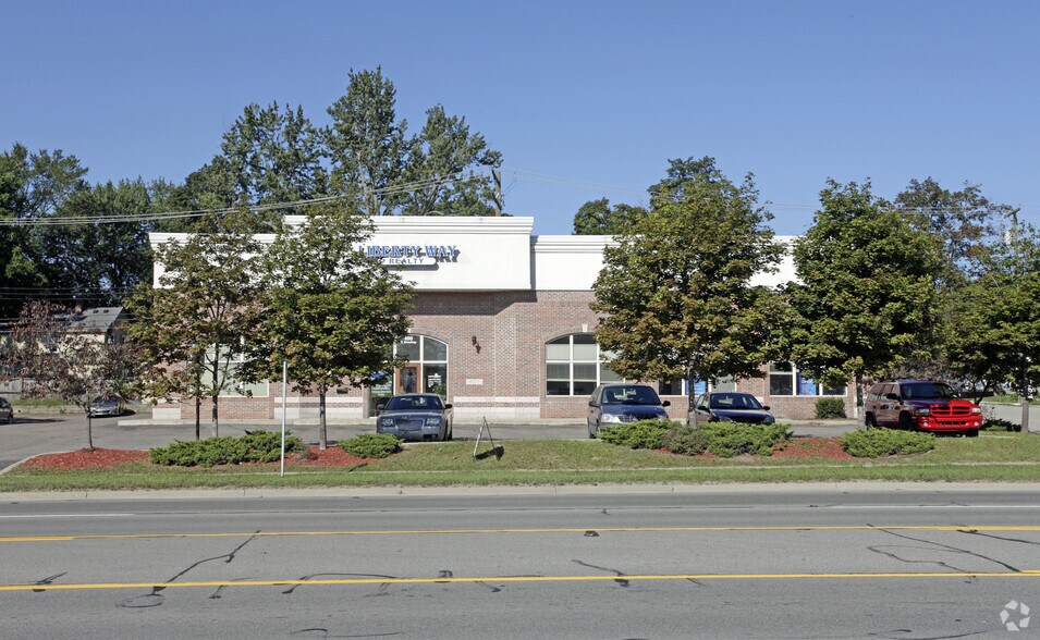 More Photos Of 400 S Broadway St, Lake Orion Office For Lease