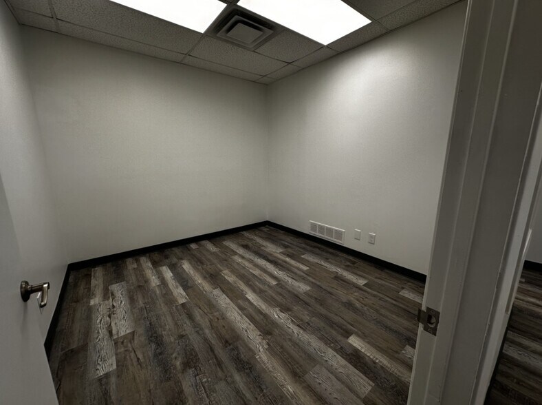 More Photos Of 1533-1555 Prudential Dr, Dallas Showroom For Lease