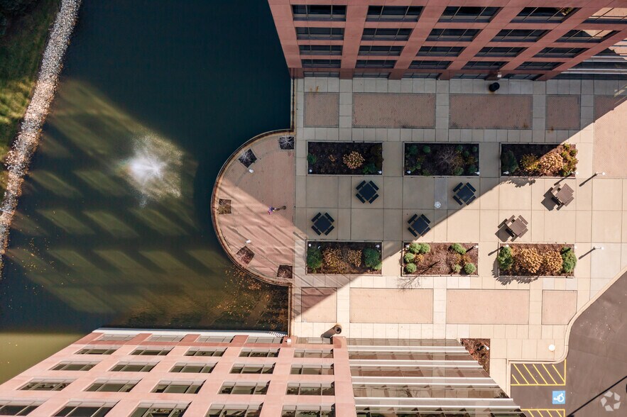 More Photos Of 1033 Skokie Blvd, Northbrook Unknown For Lease