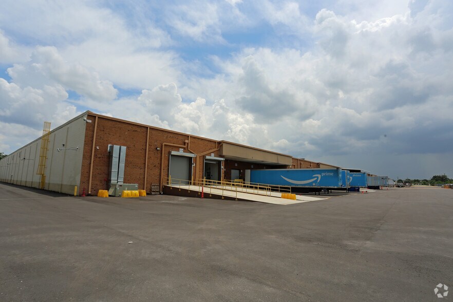 More Photos Of 8800-8824 E Adamo Dr, Tampa Distribution For Lease