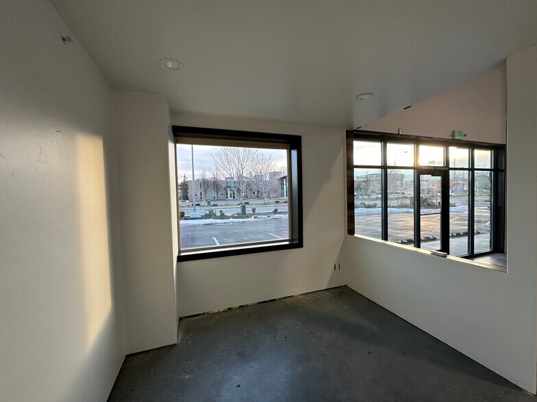 More Photos Of 8804 W Victoria Ave, Kennewick Showroom For Lease