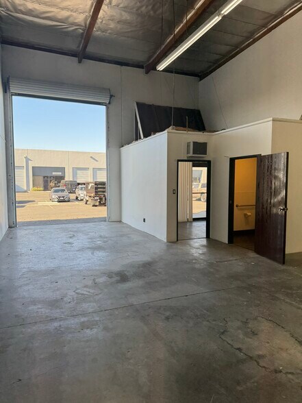 More Photos Of 1390 E Burnett St, Signal Hill Unknown For Lease