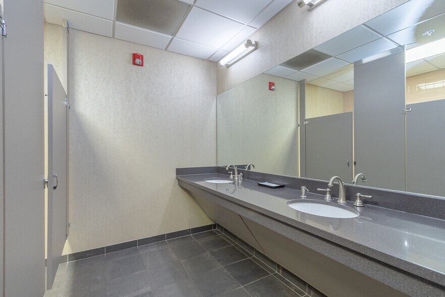 More Photos Of 129 N Main St, Anderson Office For Lease