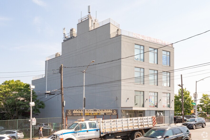 More Photos Of 136-21 Hillside Ave, Richmond Hill Medical For Lease