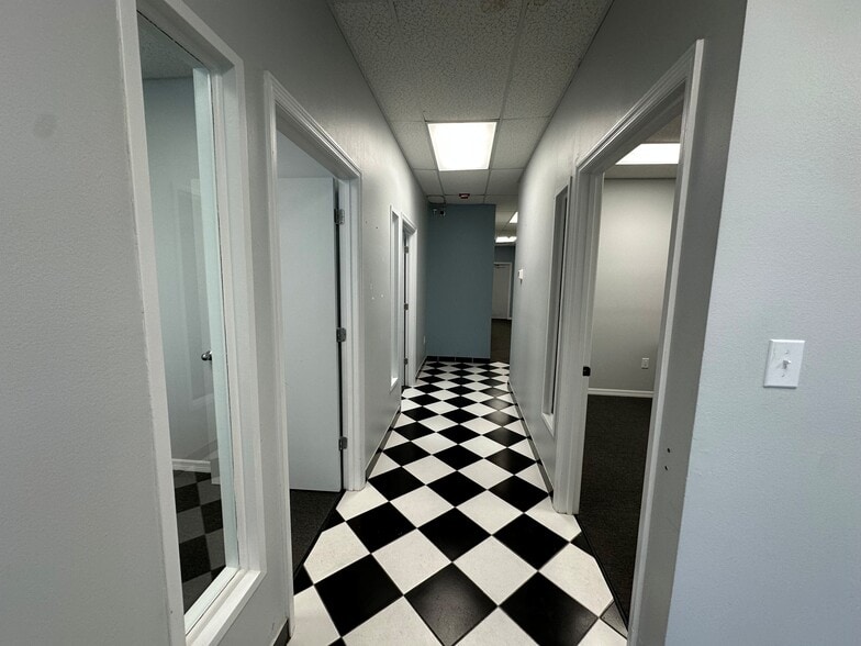 More Photos Of 1743 Independence Blvd, Sarasota Light Distribution For Lease
