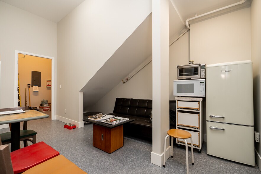 More Photos Of 7252 River Pl, Mission Warehouse For Sale