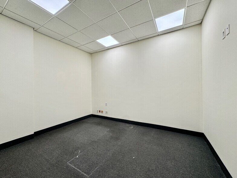 More Photos Of 25-21 49th St, Astoria Office For Lease