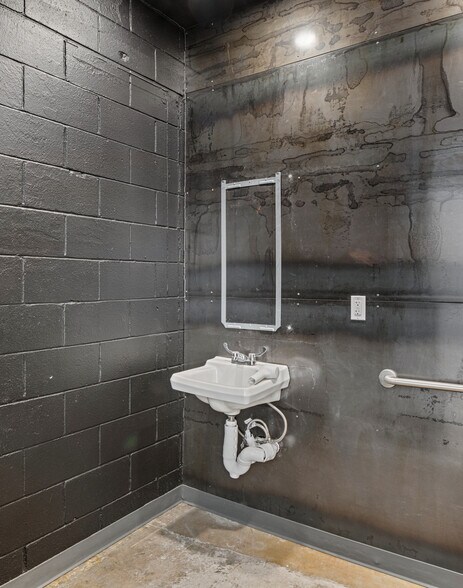 More Photos Of 120 N Western Ave, Oklahoma City Freestanding For Lease