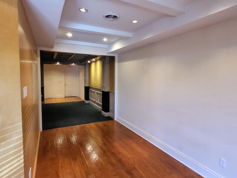 More Photos Of 1076 Business Ln, Naples Showroom For Sale