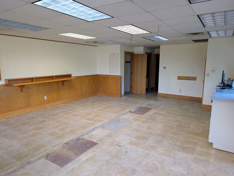 More Photos Of 55 Congress Ave, Bath Freestanding For Lease