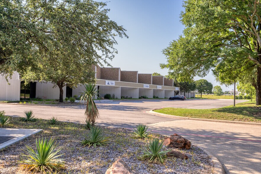 More Photos Of 8302-8328 Sterling St, Irving Showroom For Lease