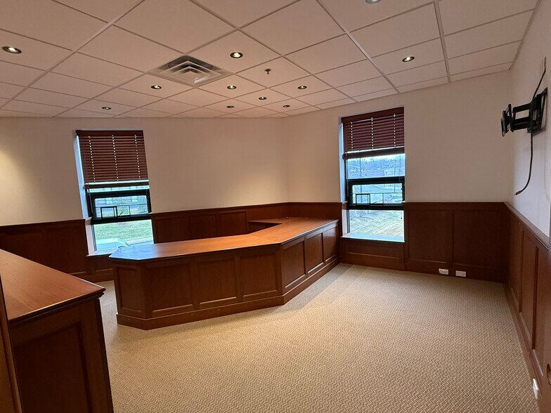 More Photos Of 4 York Ave, West Caldwell Manufacturing For Lease