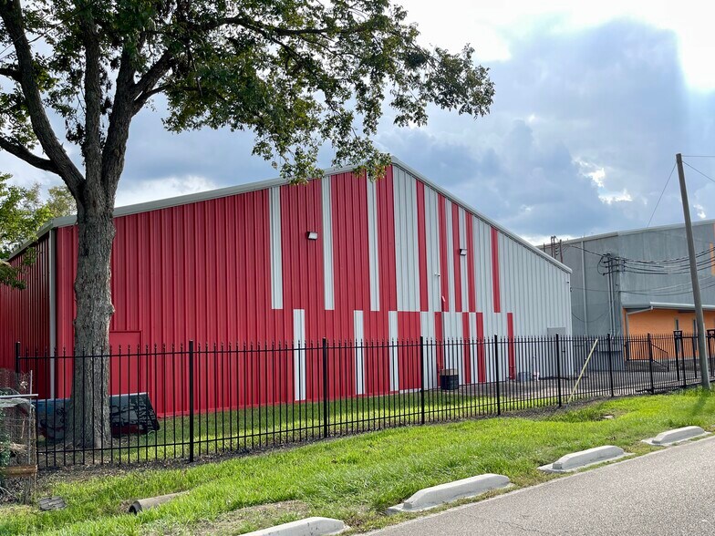 More Photos Of 2202 Lone Oak Rd, Houston Industrial For Lease