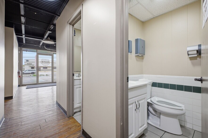 More Photos Of 2110 Mannix Dr, San Antonio Light Distribution For Lease