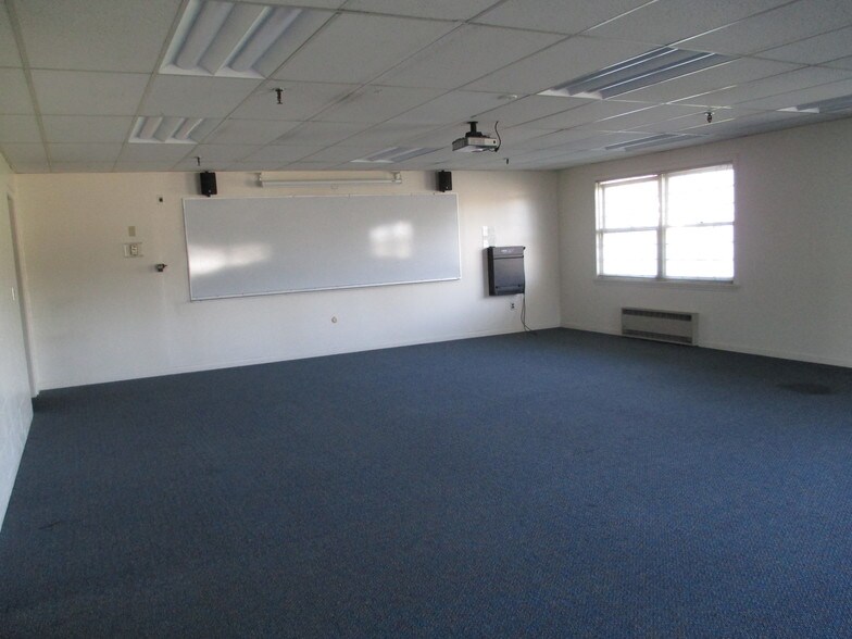 More Photos Of 23 McIntosh Ave, Dover Office For Lease