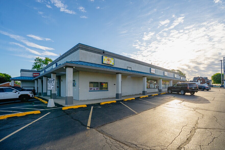 More Photos Of 800 Theodore, Crest Hill Convenience Store For Sale