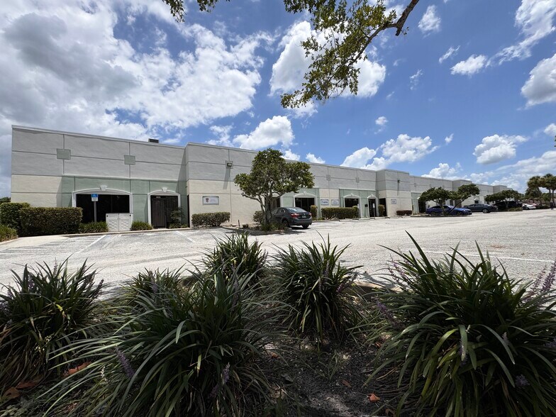 More Photos Of 4780-4806 N Orange Blossom Trl, Orlando Showroom For Lease