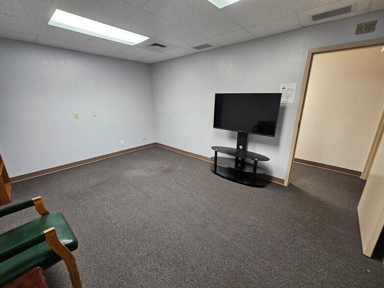 More Photos Of 97 S 4th St, Ishpeming Office For Lease