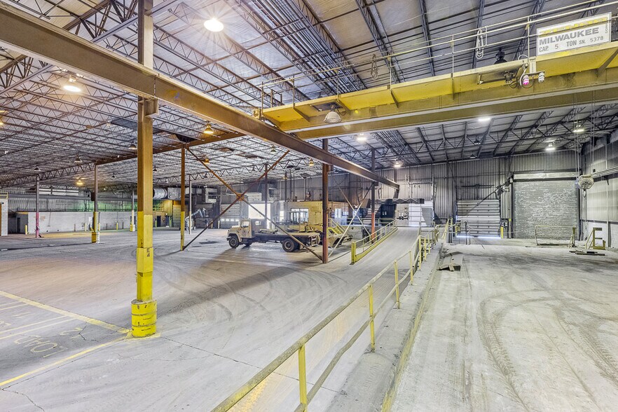 More Photos Of 1001 E Broadway St, Alliance Industrial For Lease