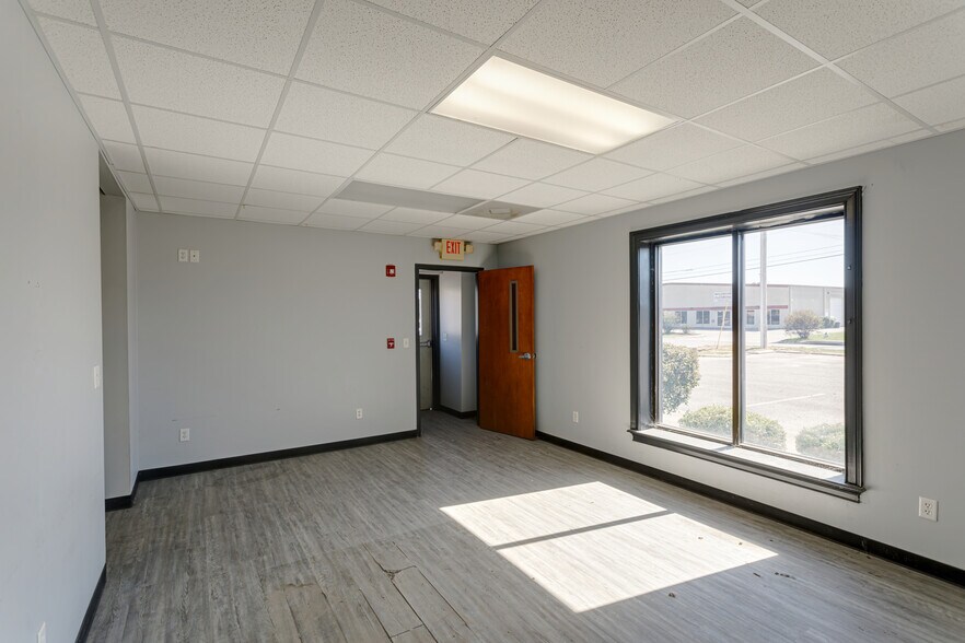 More Photos Of 95 Hunt Dr, Rossville Industrial For Lease
