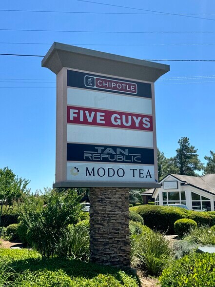 More Photos Of 960-961 Dana Dr, Redding Storefront Retail Office For Lease