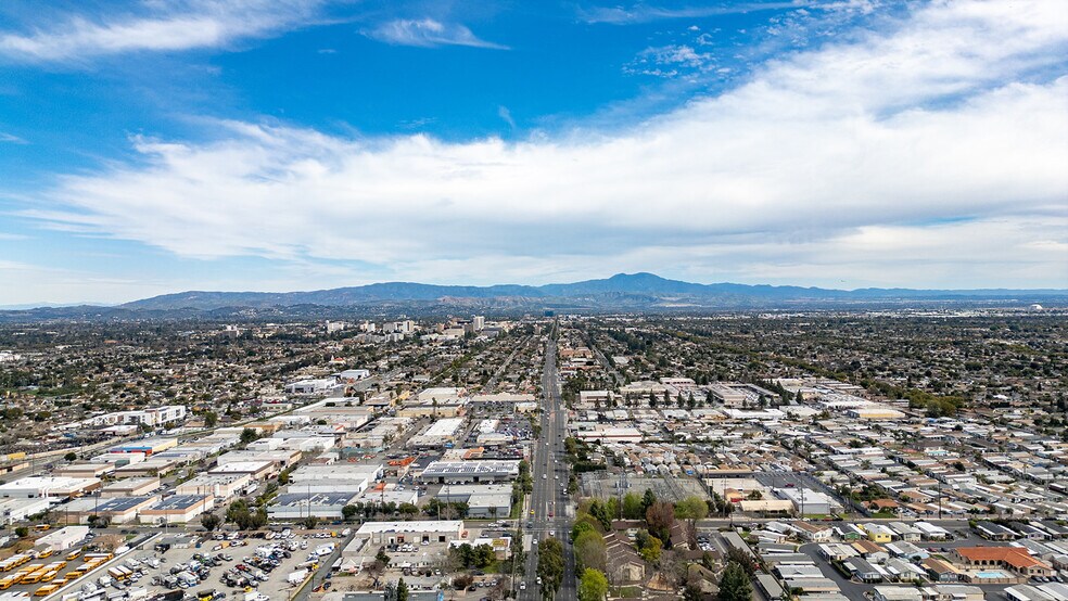 More Photos Of 2715 W 1st St, Santa Ana Unknown For Lease