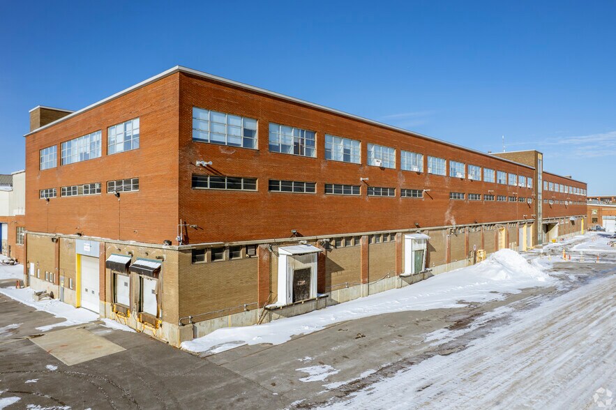 Primary Photo Of 300 Rue de la Berge-du-Canal, Montréal Warehouse For Lease