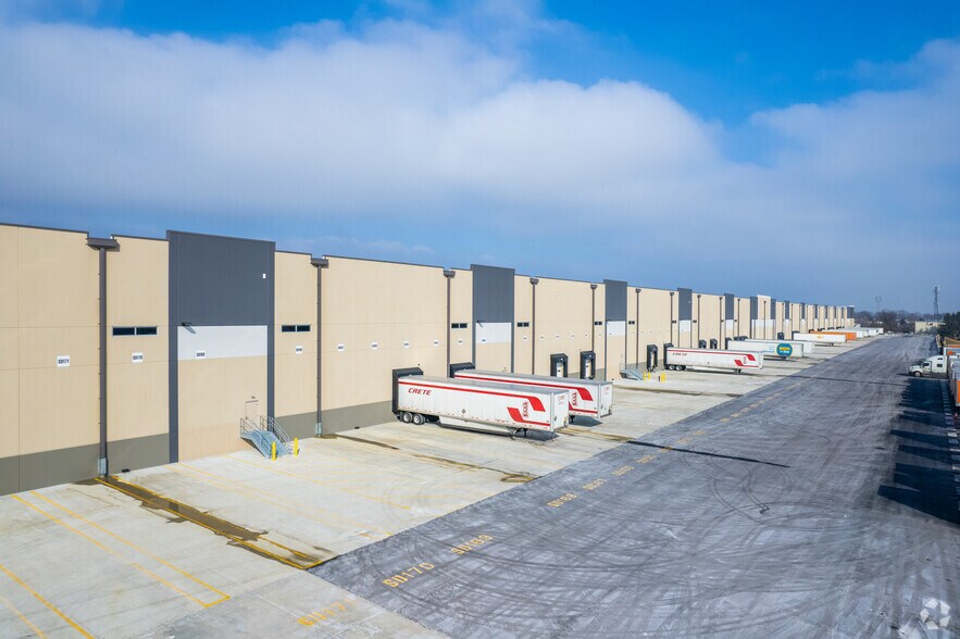 More Photos Of 20 Martha Dr, Bethel Warehouse For Lease