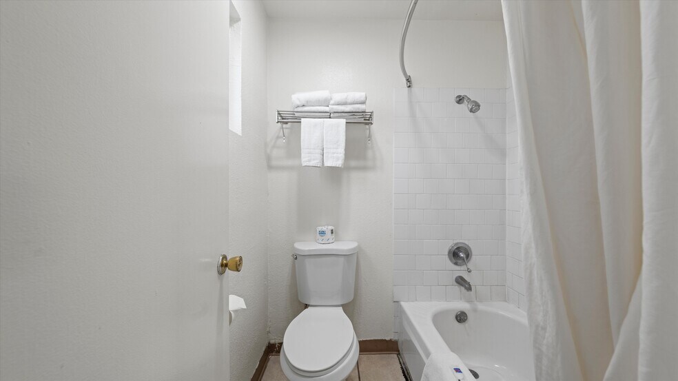 More Photos Of 635 S Highway 395, Hermiston Hotel For Sale