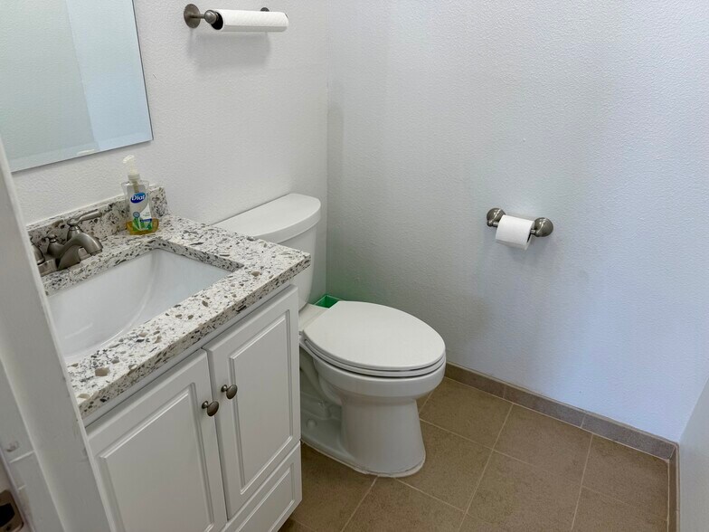 More Photos Of 305 N 9th St, Slaton Service Station For Sale