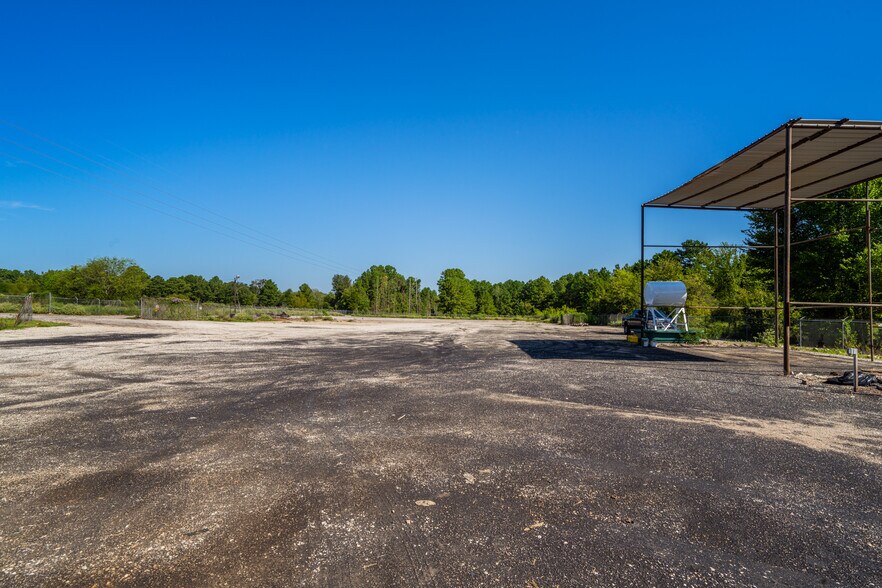 More Photos Of 2103 E SH 31, Kilgore Warehouse For Lease