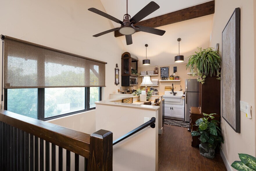 More Photos Of 504 Tivy St, Kerrville Flex For Sale