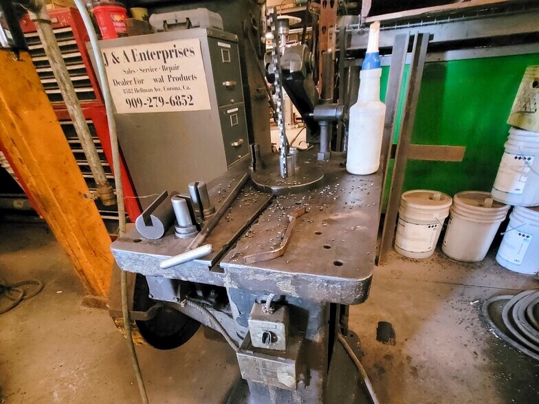 More Photos Of 1503 W Orrland Ave, Pixley Manufacturing For Sale