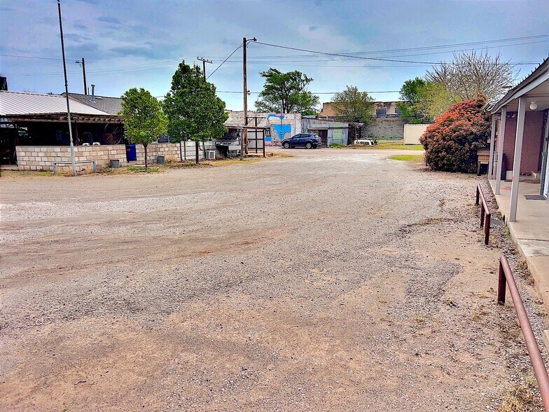 More Photos Of 413 W Broadway St, Hollis Hotel For Sale