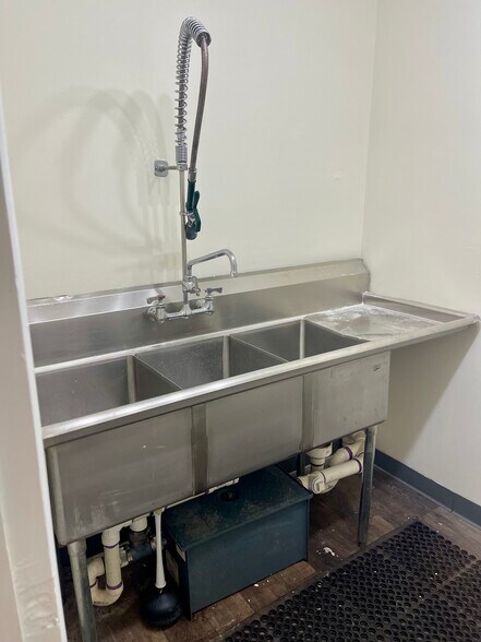 More Photos Of 25 E Genesee St, Auburn Storefront Retail Residential For Lease