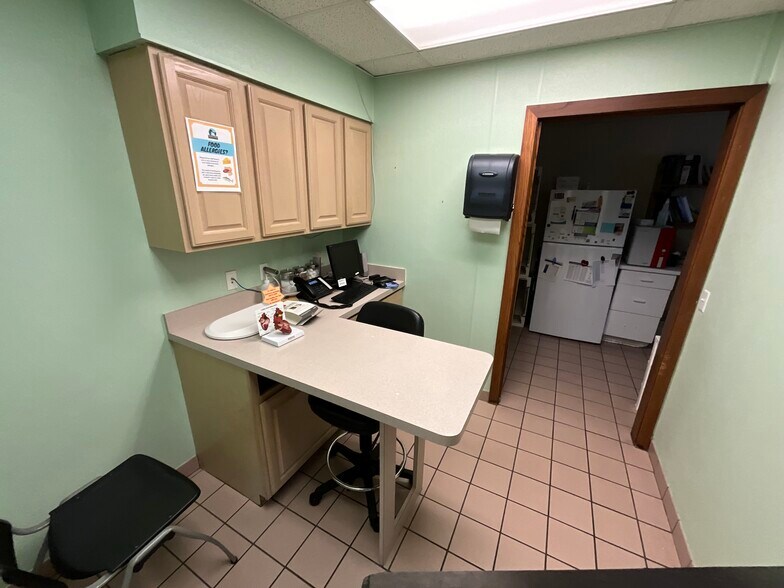 More Photos Of 3240 Briarfield Blvd, Maumee Veterinarian Kennel For Lease