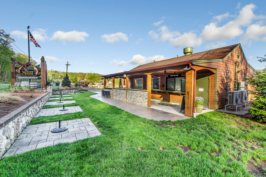 More Photos Of 94 E Route 66, Columbia Restaurant For Sale