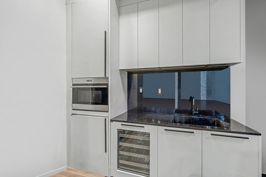 More Photos Of 6030 NW 102nd Ave, Doral Showroom For Sale
