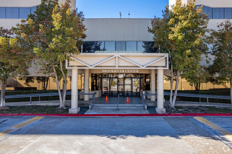 More Photos Of 8200 Brookriver Dr, Dallas Unknown For Lease