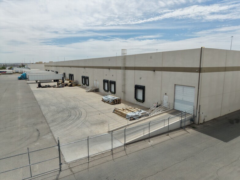 More Photos Of 445 Pan American Dr, El Paso Warehouse For Lease